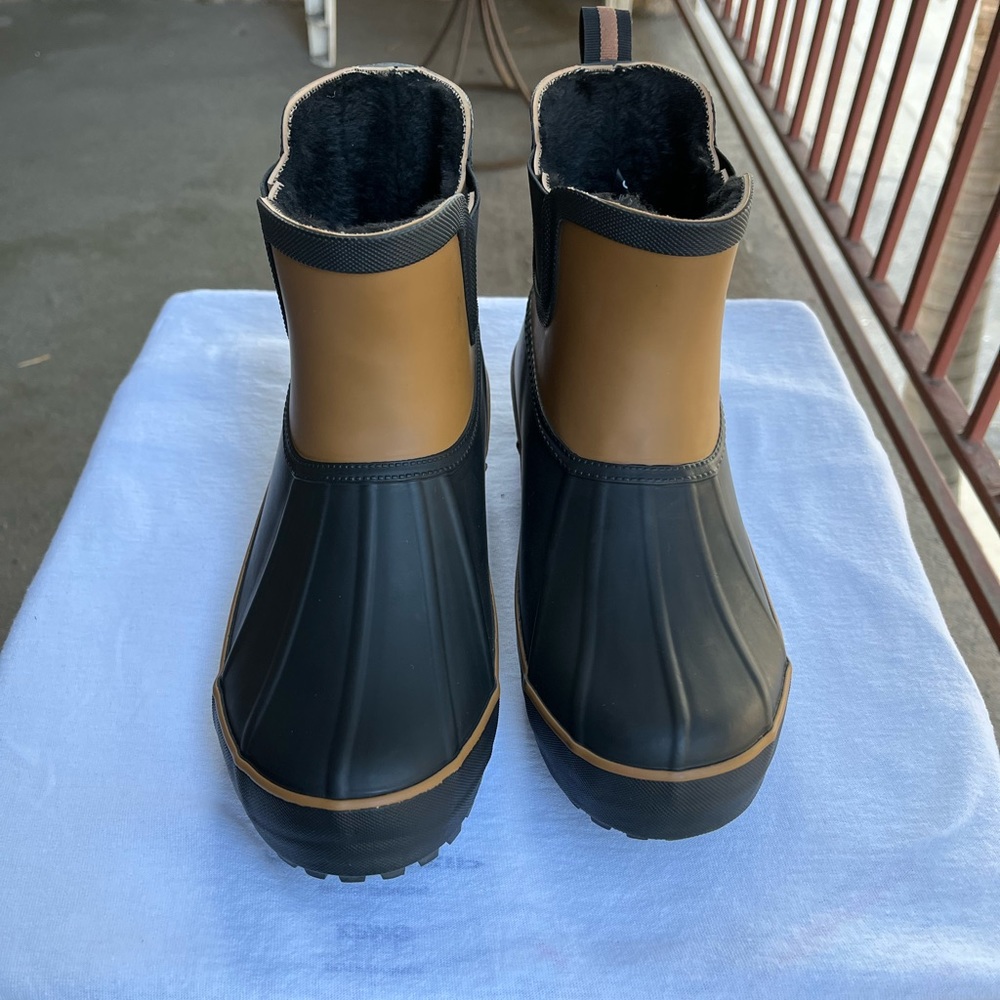 Woman, rain, boot, waterproof, slip on boots 🥾. Size 7, black mixed with brown.